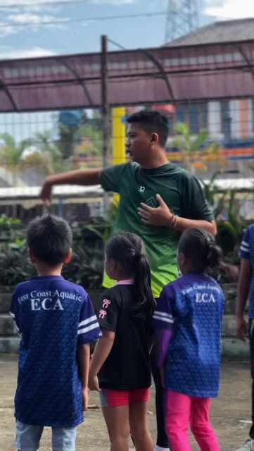 Coach East Coast memberi arahan sebelum latihan