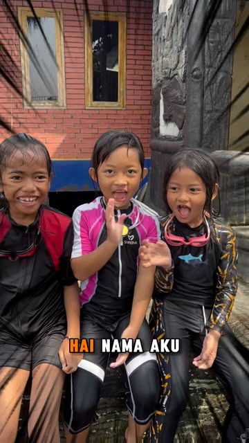 Peserta East Coast menikmati waktu bersama teman di kolam