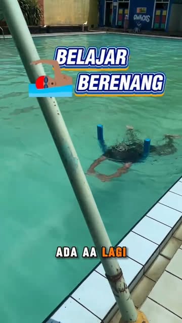 Peserta East Coast berlatih di kolam dengan alat bantu renang