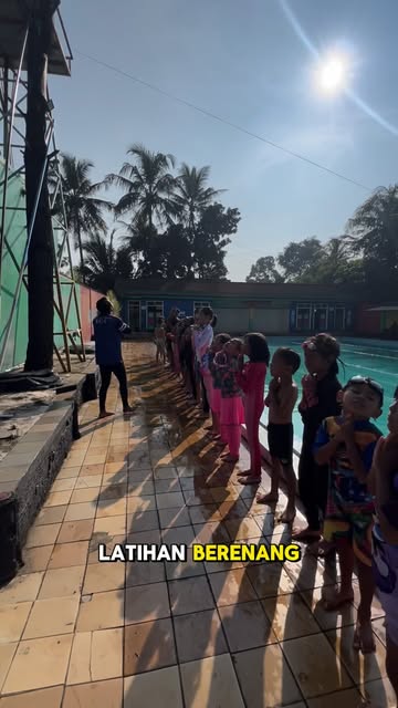 Peserta East Coast berbaris untuk pemanasan di tepi kolam